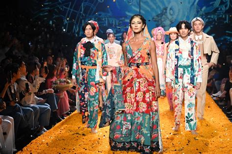 Siam Paragon Fashion Show: Een Schitterende Toontreasure van Thaise Kledingontwerpen en een Verrassende Omvordering van Traditionele Normen